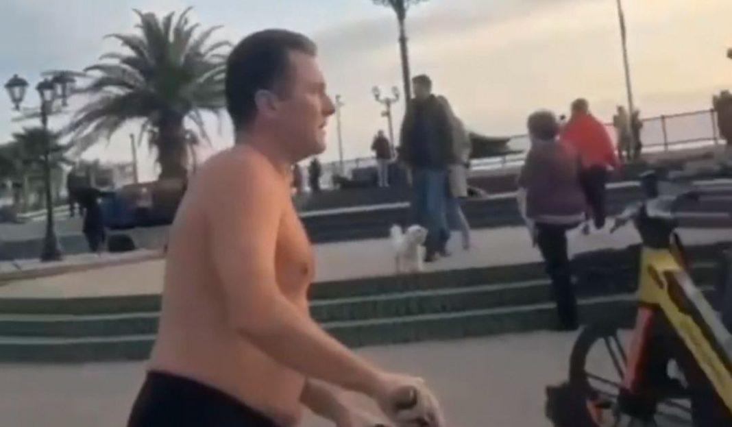 В трусах и на велосипеде: в Сочи заметили необычного мужчину (Видео)