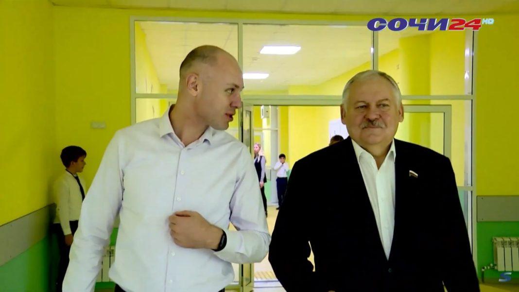 Константин Затулин побывал с рабочим визитом в новой школе №19 в микрорайоне Мамайка