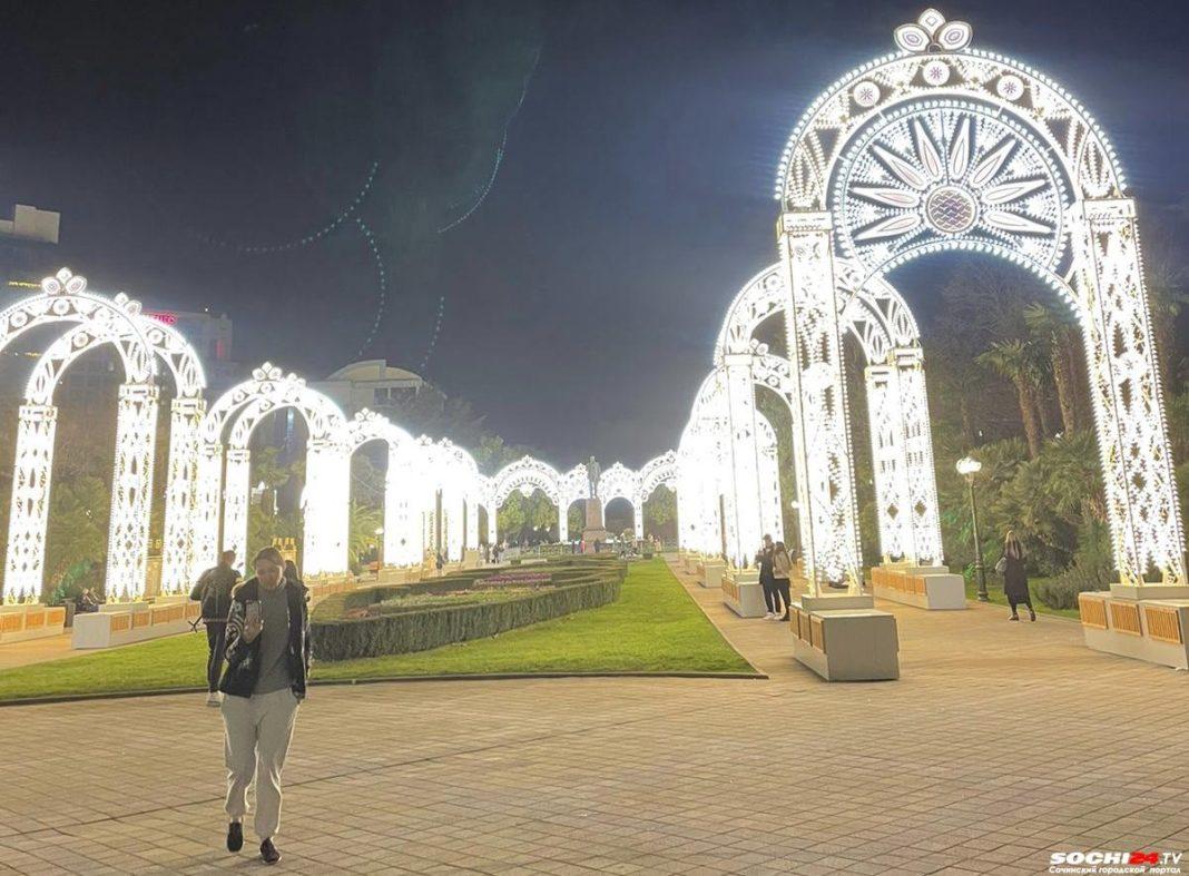 В Сочи новогодние украшения останутся и после праздников