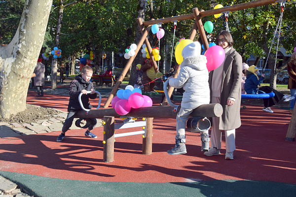 В центре Сочи после ремонта открыли детскую площадку