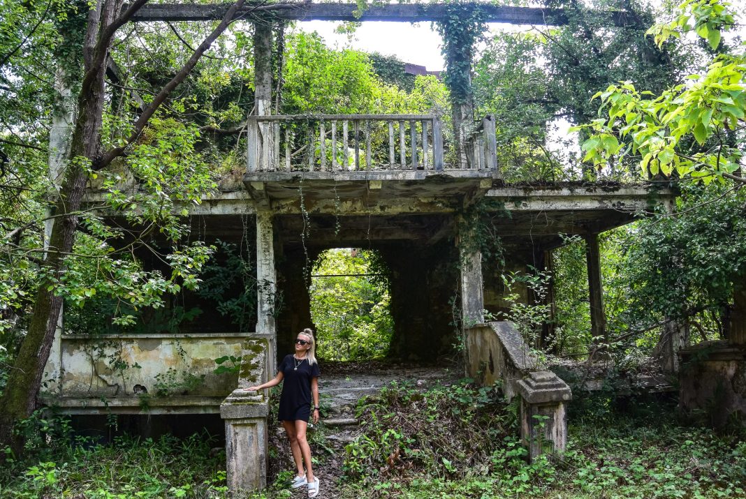 Ужас и привет из лихих 90-х: россиянка рассказала о хамстве на рынке и мести от таксиста в Абхазии