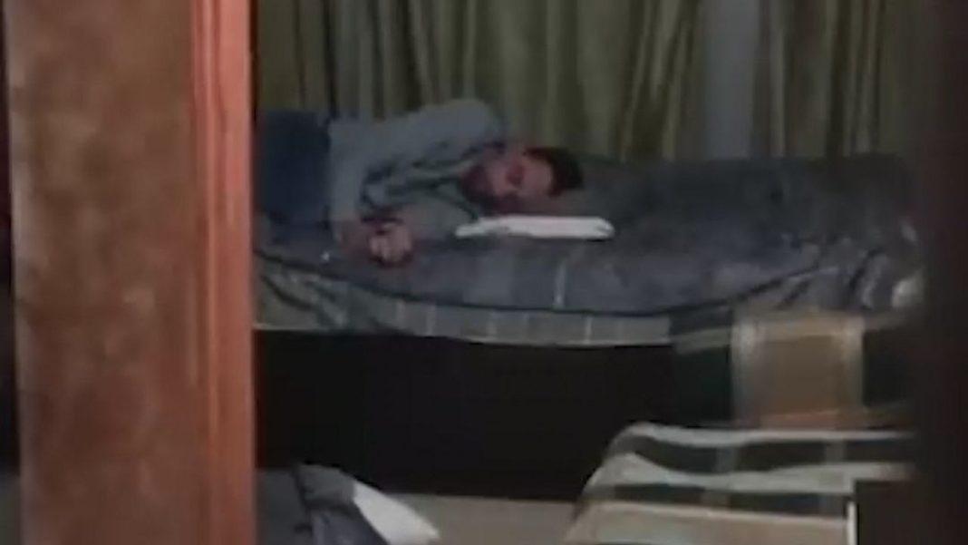 Романтика по-сочински: мужчина разгромил апартаменты бывшей и спел ей серенаду в ожидании полиции (ВИДЕО)