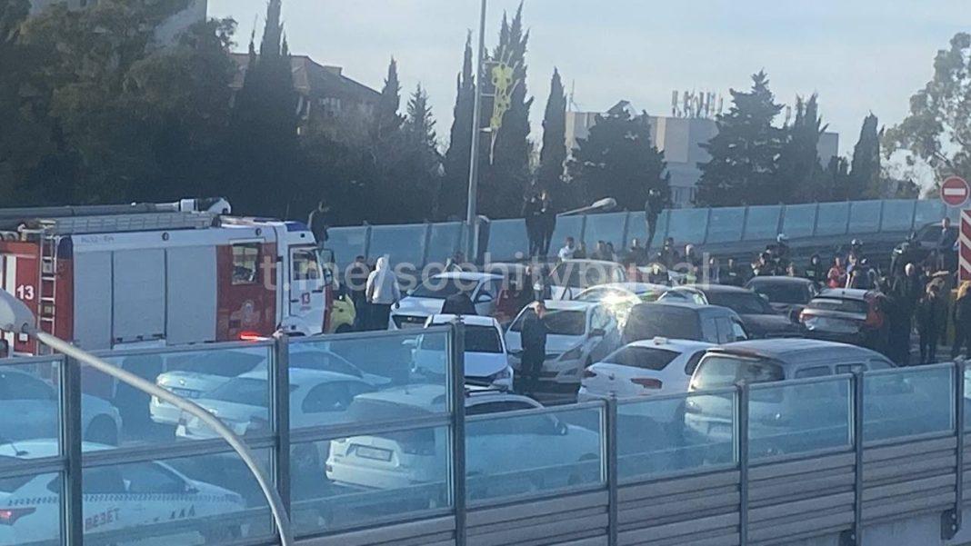 В Сочи из-за массовой аварии закрыто движение на участке трассы А-147 (ВИДЕО)