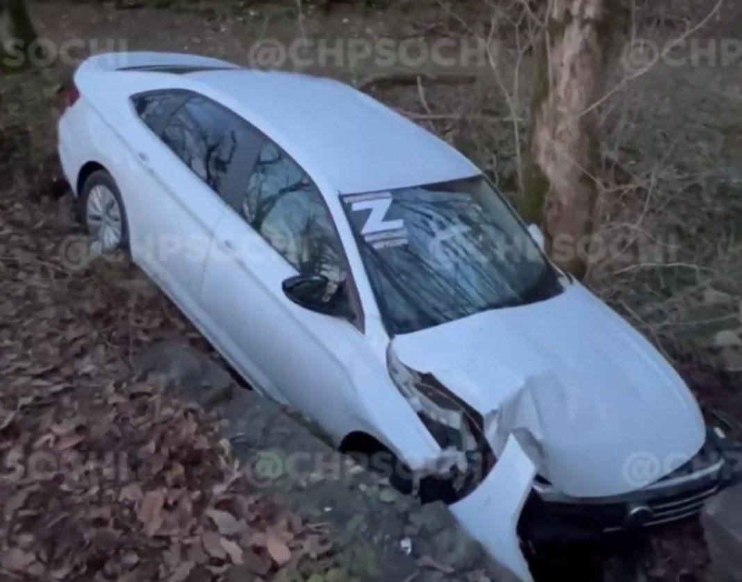 Вот так занос: в Сочи иномарка вылетела с дороги в бетонный блок (ВИДЕО)