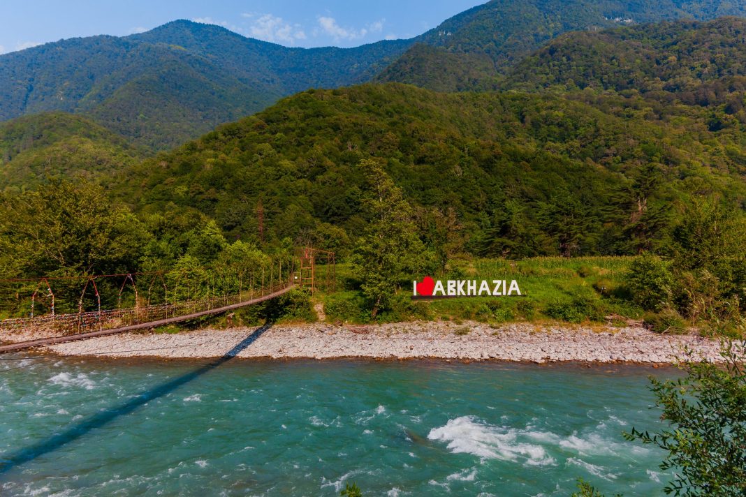 Только в лицо не плевали: россиянка рассказала, какой ужас ее ждал в Абхазии