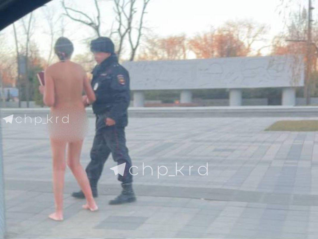 Голая женщина с религиозной литературой в мороз гуляла в центре Краснодара (ВИДЕО)