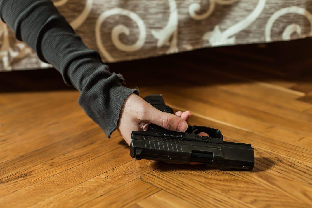 Жительница Кубани хотела напугать мужа пистолетом и случайно погибла