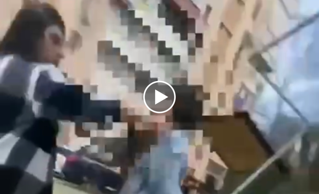 Выбить зубы на детской площадке: в Сочи женщина избила подростка