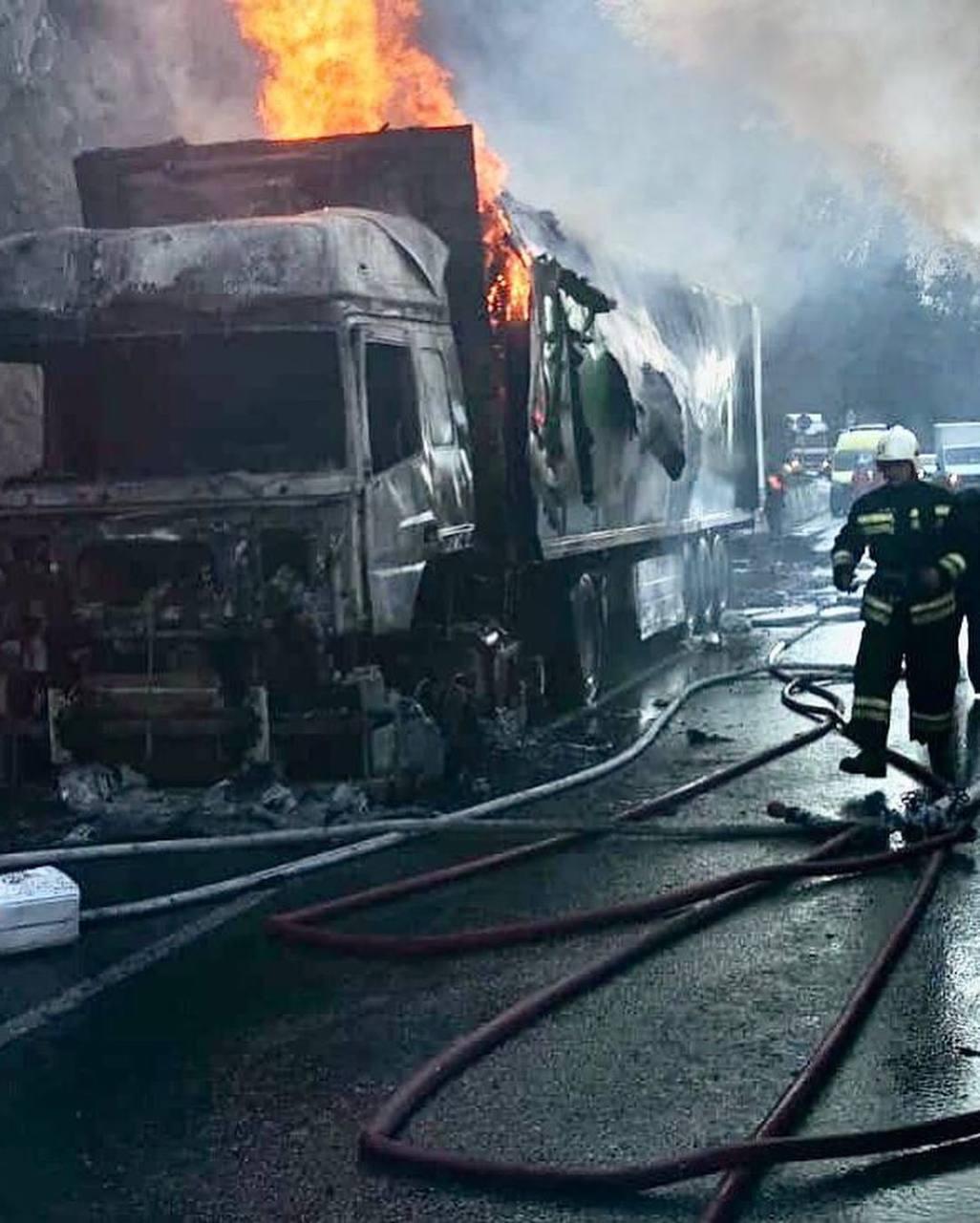 В Сочи дотла сгорела фура с макулатурой