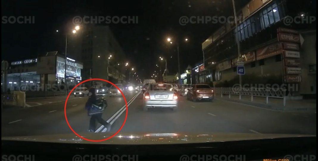 В Сочи школьник перебегал 4-полосную трассу (Видео)