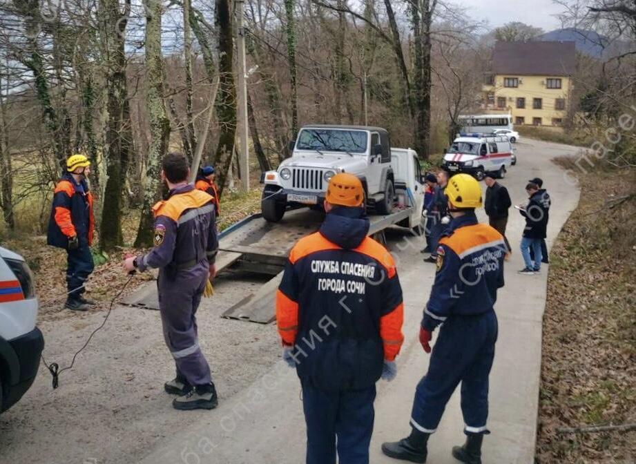 В Сочи нашли труп мужчины, его зажало между двумя машинами