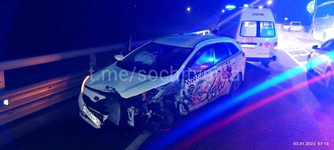 В Сочи такси протаранило информационное табло