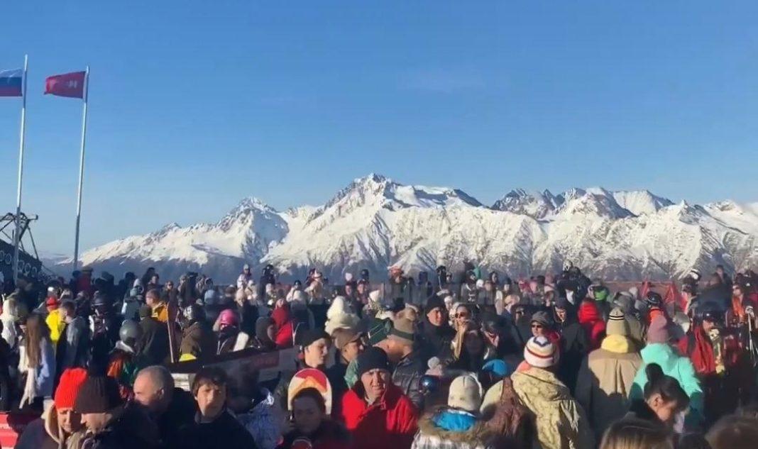 Что творится! Люди стоят в гигантских очередях на горнолыжных курортах Сочи (видео)