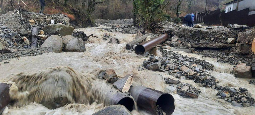 Мост обрушился из-за сильных осадков в Сочи (видео)
