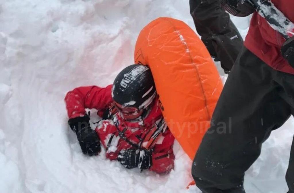 В Сочи под лавину попал сотрудник горнолыжного курорта (видео)