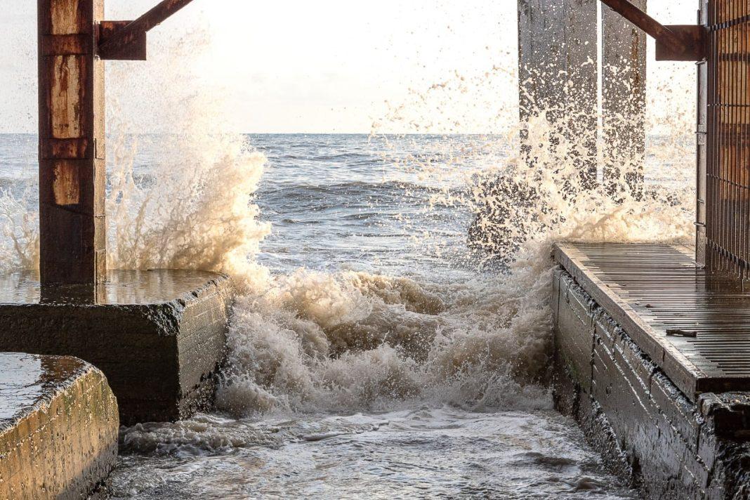 Водолазы ищут в Туапсе упавшего в море с мола мужчину