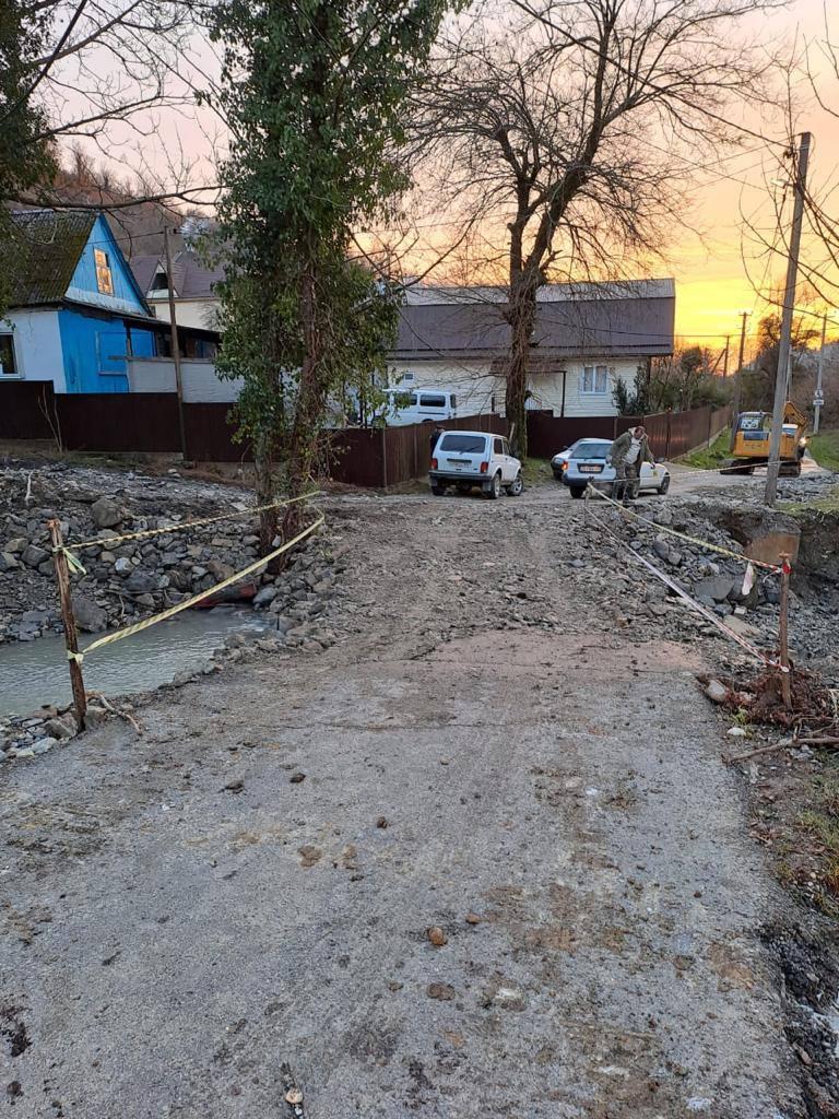 Временную переправу через реку обустроили в поселке Каткова Щель в Сочи