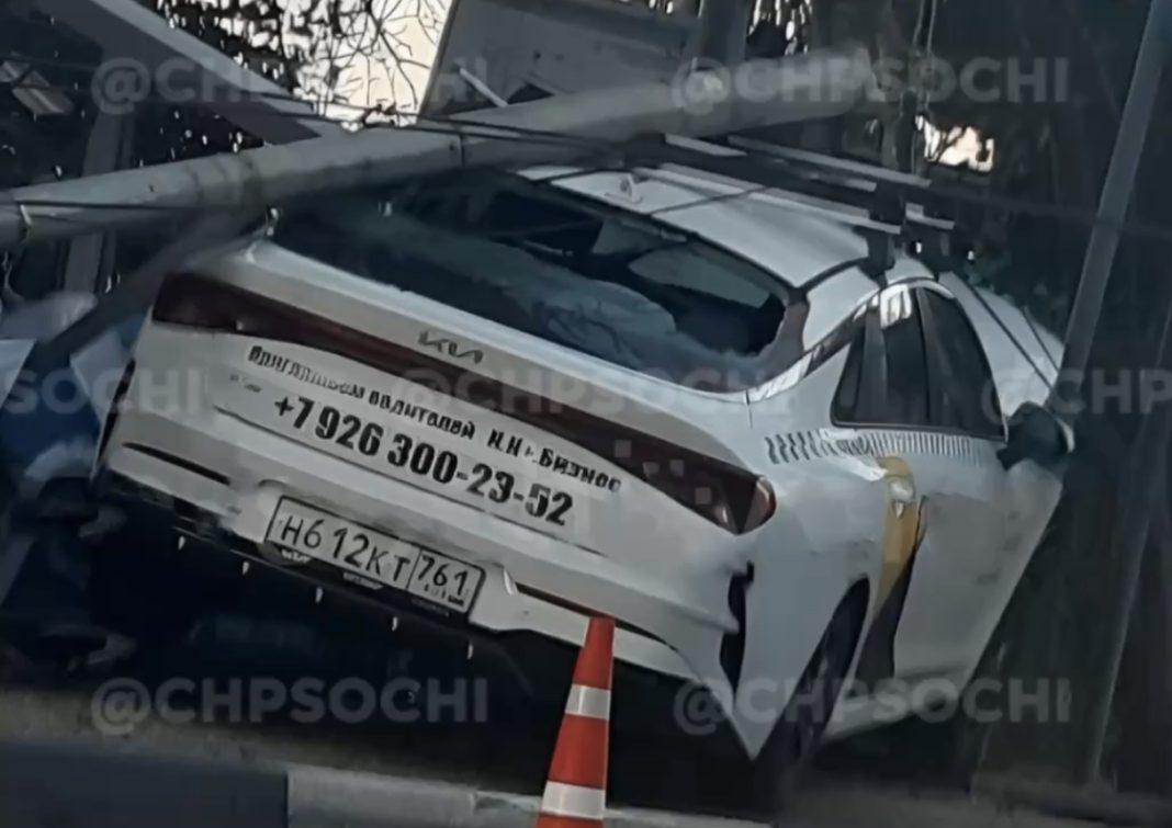 В Сочи такси протаранило остановку, виновата геопатогенная зона?