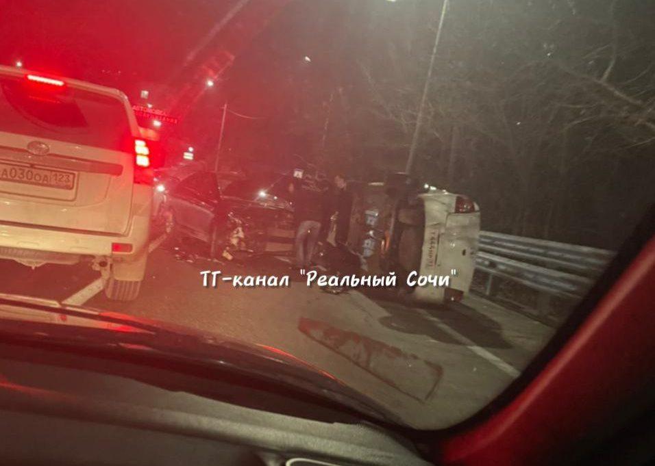 Жёсткая авария в Сочи раскидала машины по проезжей части (Видео)