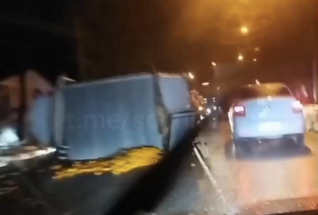 В Сочи на улице перевернулся грузовик с мандаринами (Видео)