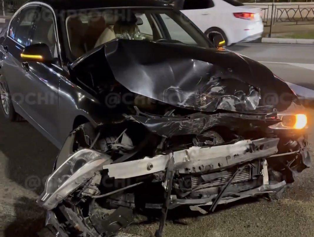 В Сочи “БМВ” в хлам разбился о легковой “Ситроен” (Видео)