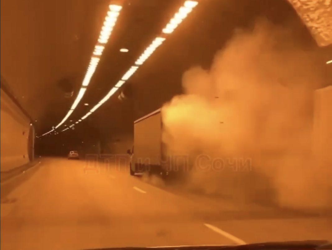 В Сочи заметили гонщика на горящем грузовике (Видео)