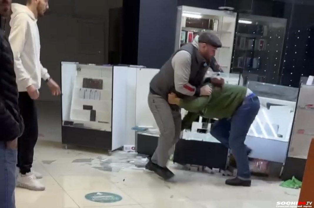 Жесткое видео: в Сочи неадекваты устроили драку и разнесли магазин