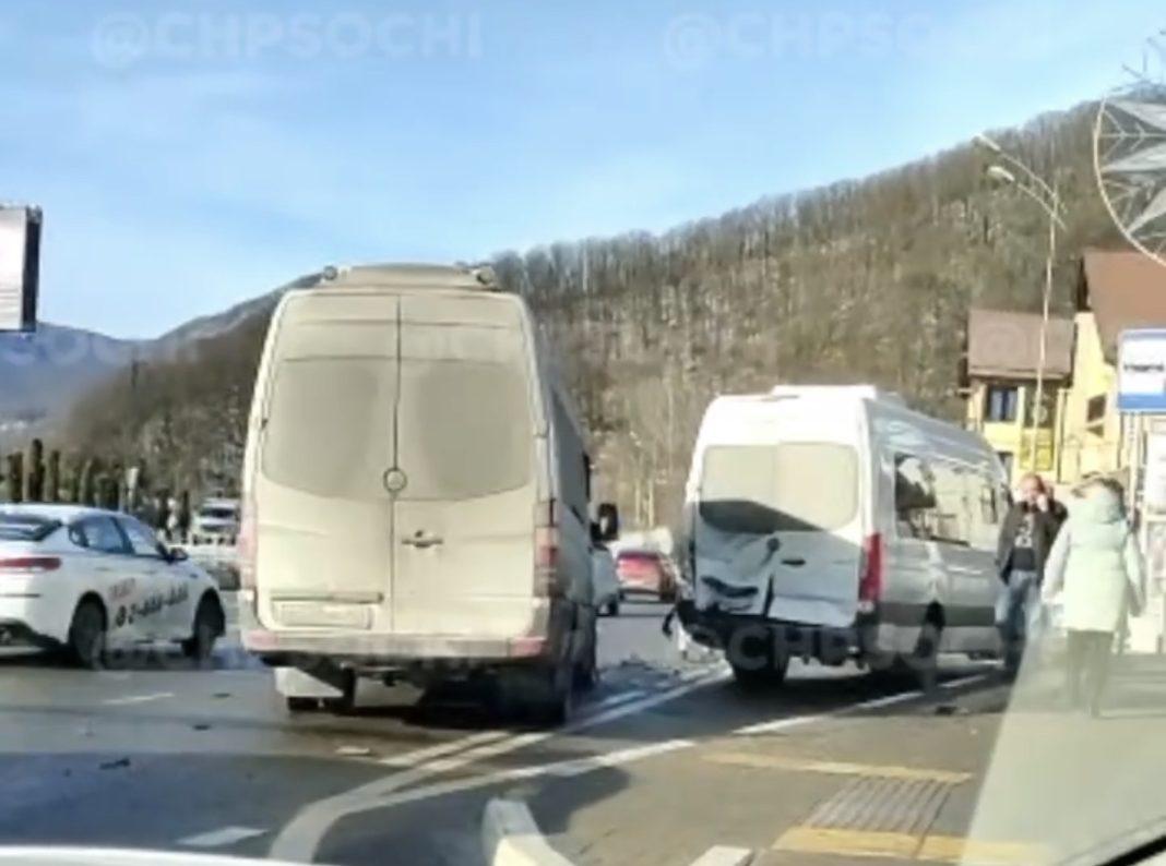 В Сочи «Мерседес» въехал в зад «брату близнецу» (Видео)