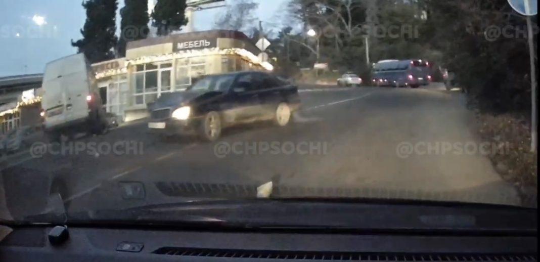 Рано утром в Сочи легковушка протаранила микроавтобус (Видео)