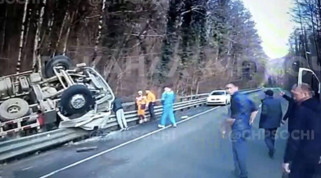 Момент гибели водителя грузовика на трассе в Сочи попал на видео