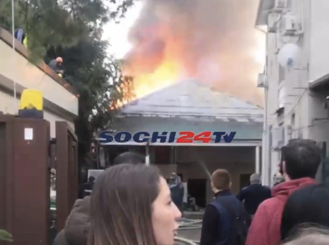 В Сочи на улице Политехнической сильный пожар (Видео)