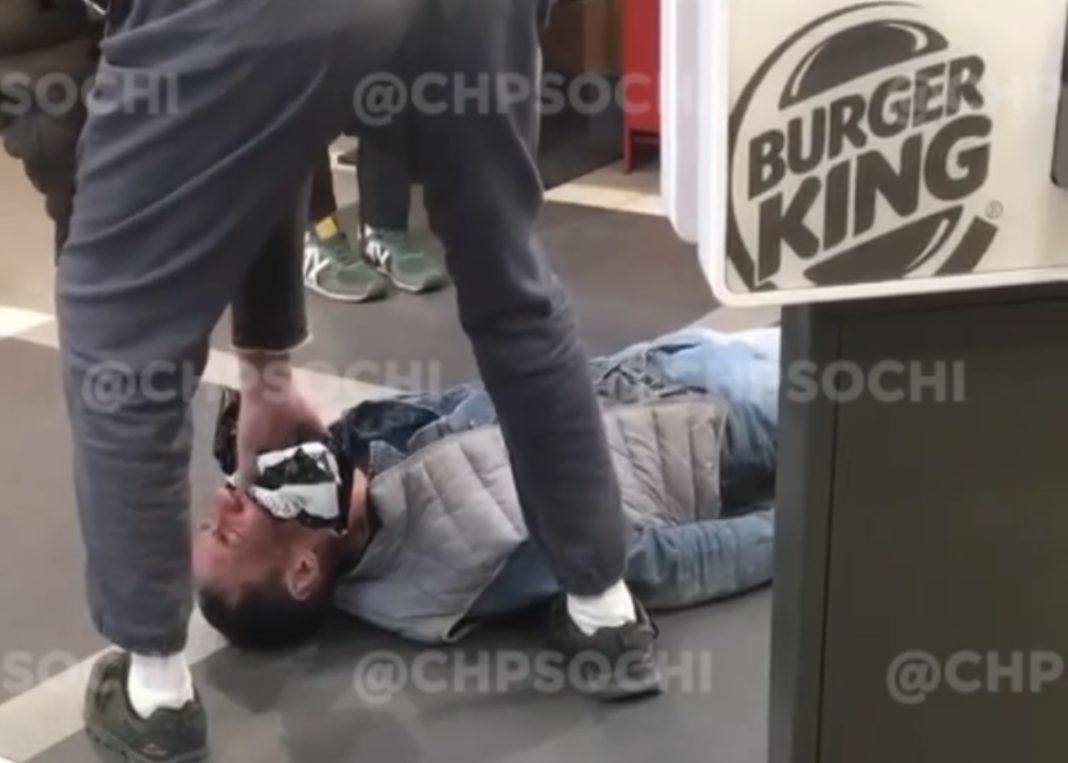 В центре Сочи подростки напали с перцовкой на прохожего и обокрали его