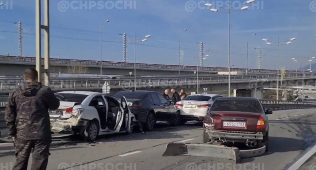 Новая массовая авария в Сочи: 6 машин в одном месте (Видео)