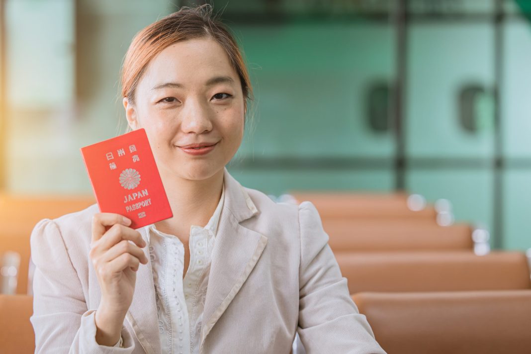 Японский паспорт был признан самым «сильным» в мире, а на каком месте — российский?
