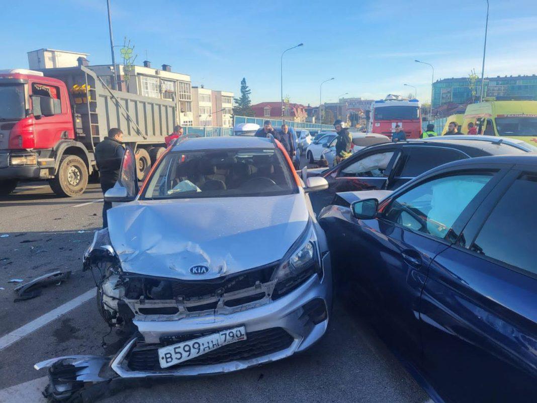 Новые подробности: в массовое ДТП в Сочи попали 10 машин, ранее сообщалось о девяти (ВИДЕО)