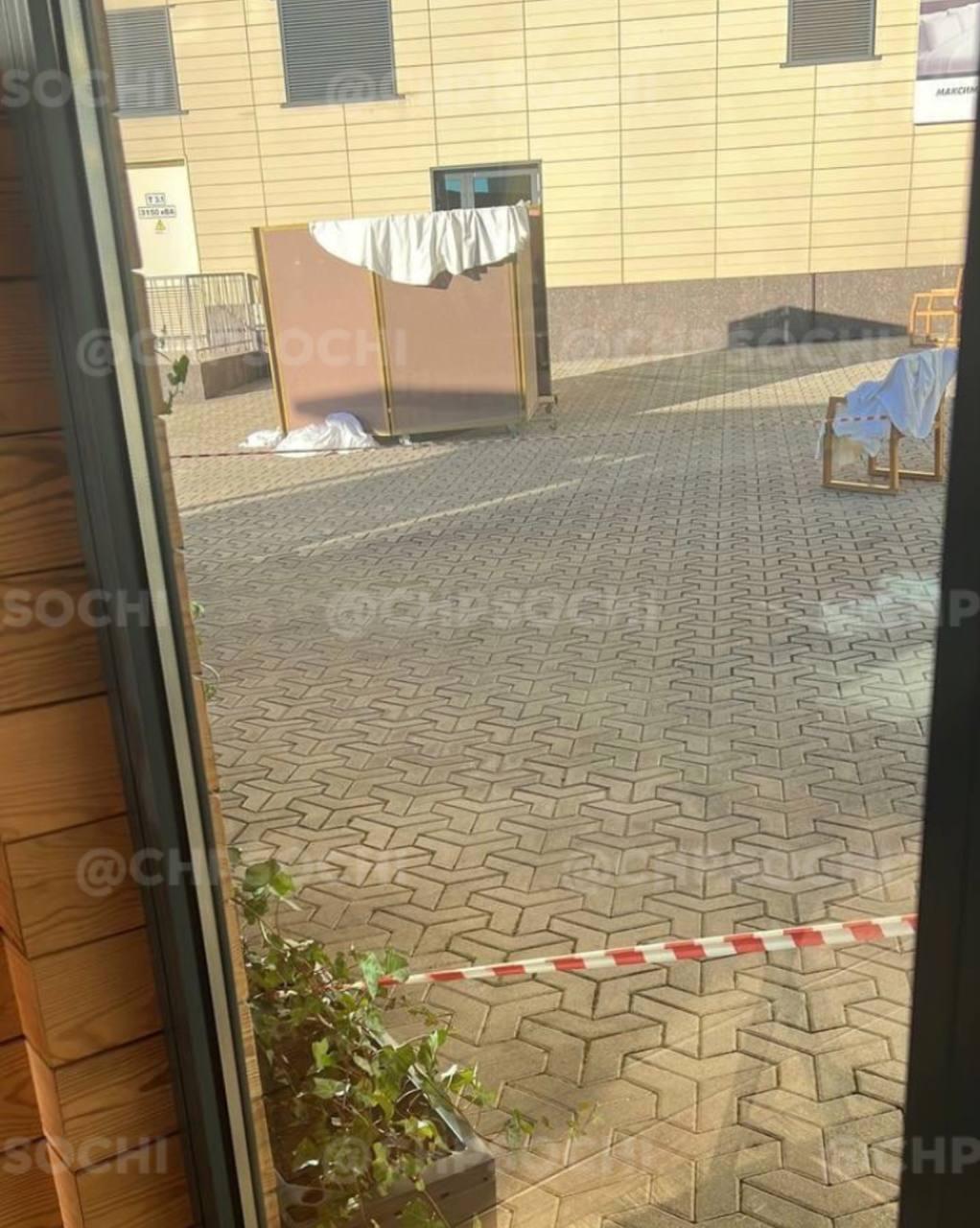 Соцсети: в Сочи девушка выпала из окна отеля и разбилась насмерть