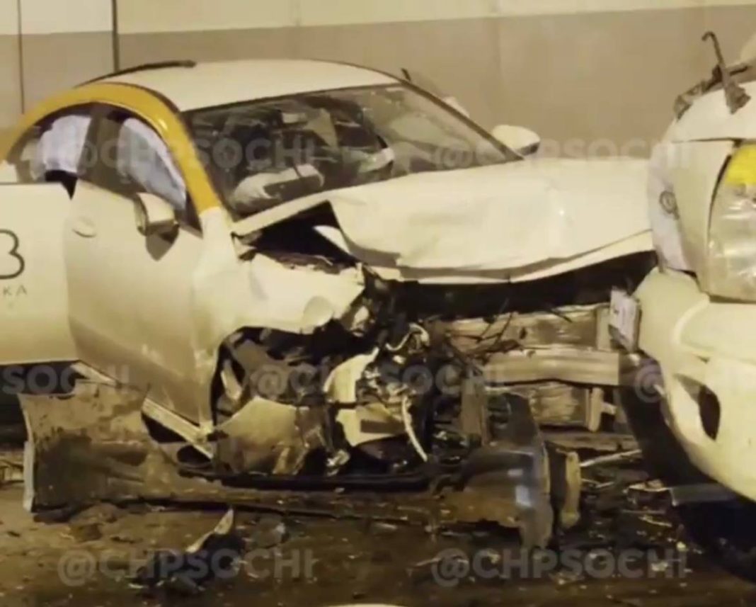 Несколько машин в хлам: в Сочи случилось массовое ДТП (видео)