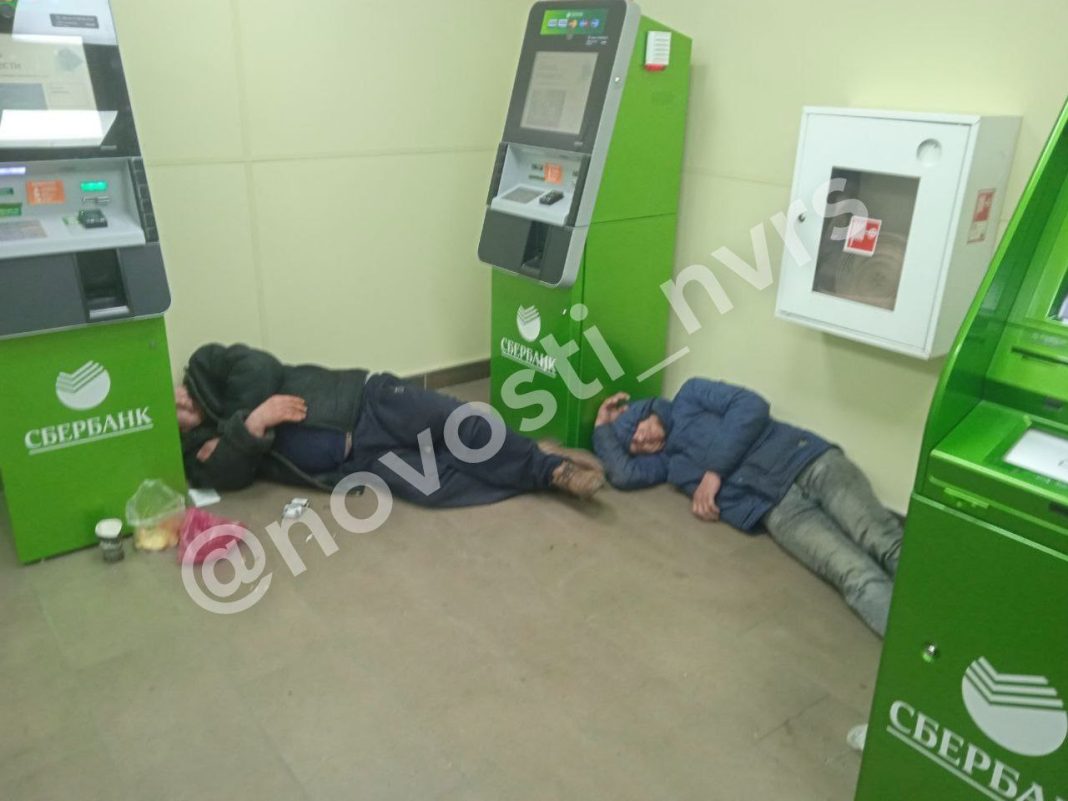 Жители в шоке: в Новороссийске БОМЖи захватили банкоматы