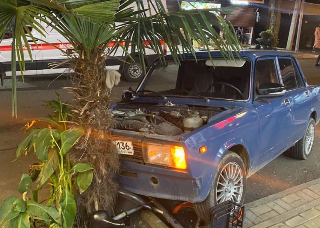 Сама виновата? В Сириусе девушка попала под колёса жигулей