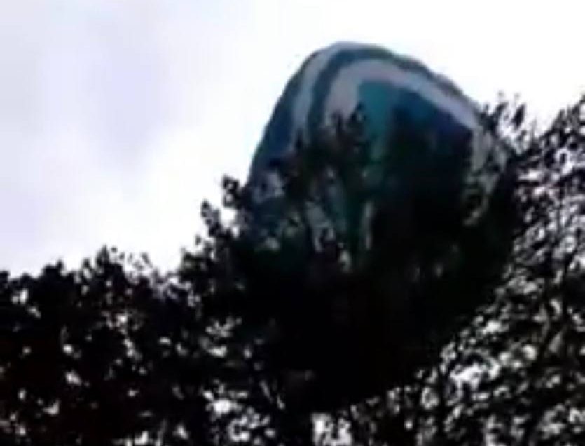 В Сочи на высоте 2 тыс. метров застрял воздушный шар с людьми