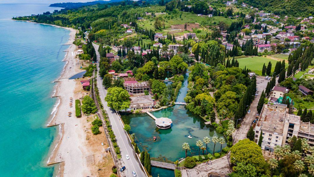 «Летом продавать будет нечего»: туроператоры закрывают раннее бронирование отелей в Абхазии