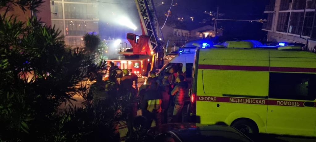 В Сочи загорелся мансардный этаж многоквартирного дома, огонь охватил более 200 кв. (ВИДЕО)