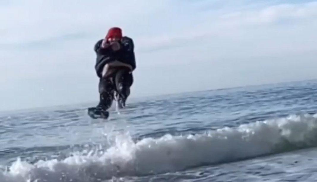 Одетый мужчина прыгнул в море и удивил жителей Сочи (ВИДЕО)