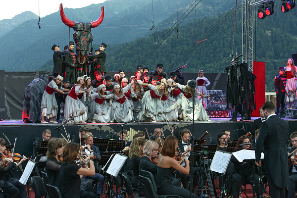 Фильм-оперу «Кармен», снятый в горах Сочи, можно посмотреть в онлайн-кинотеатрах