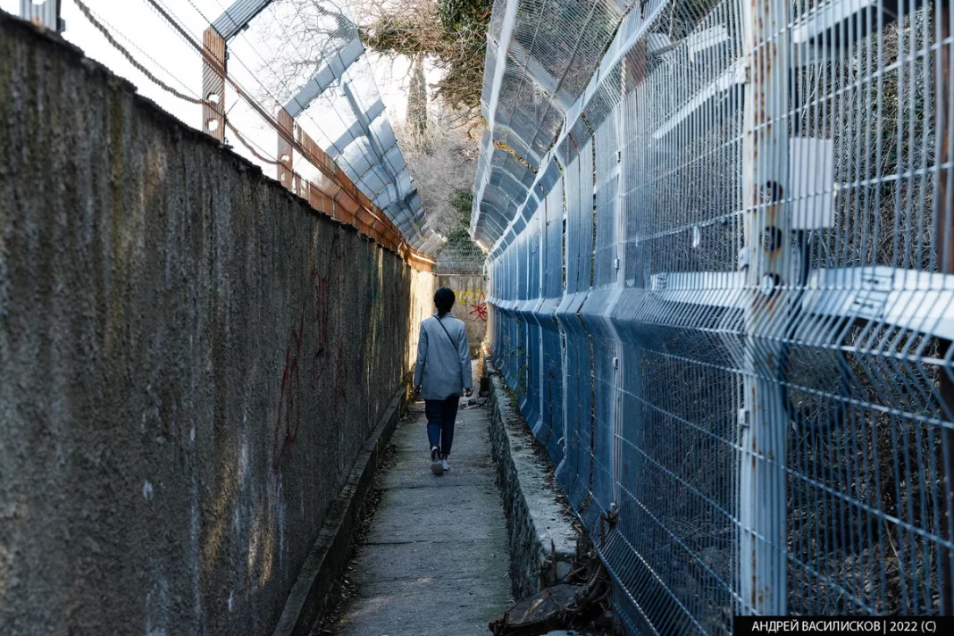 «Похоже на зону строгого режима»: местные в Крыму заставили россиянина страдать