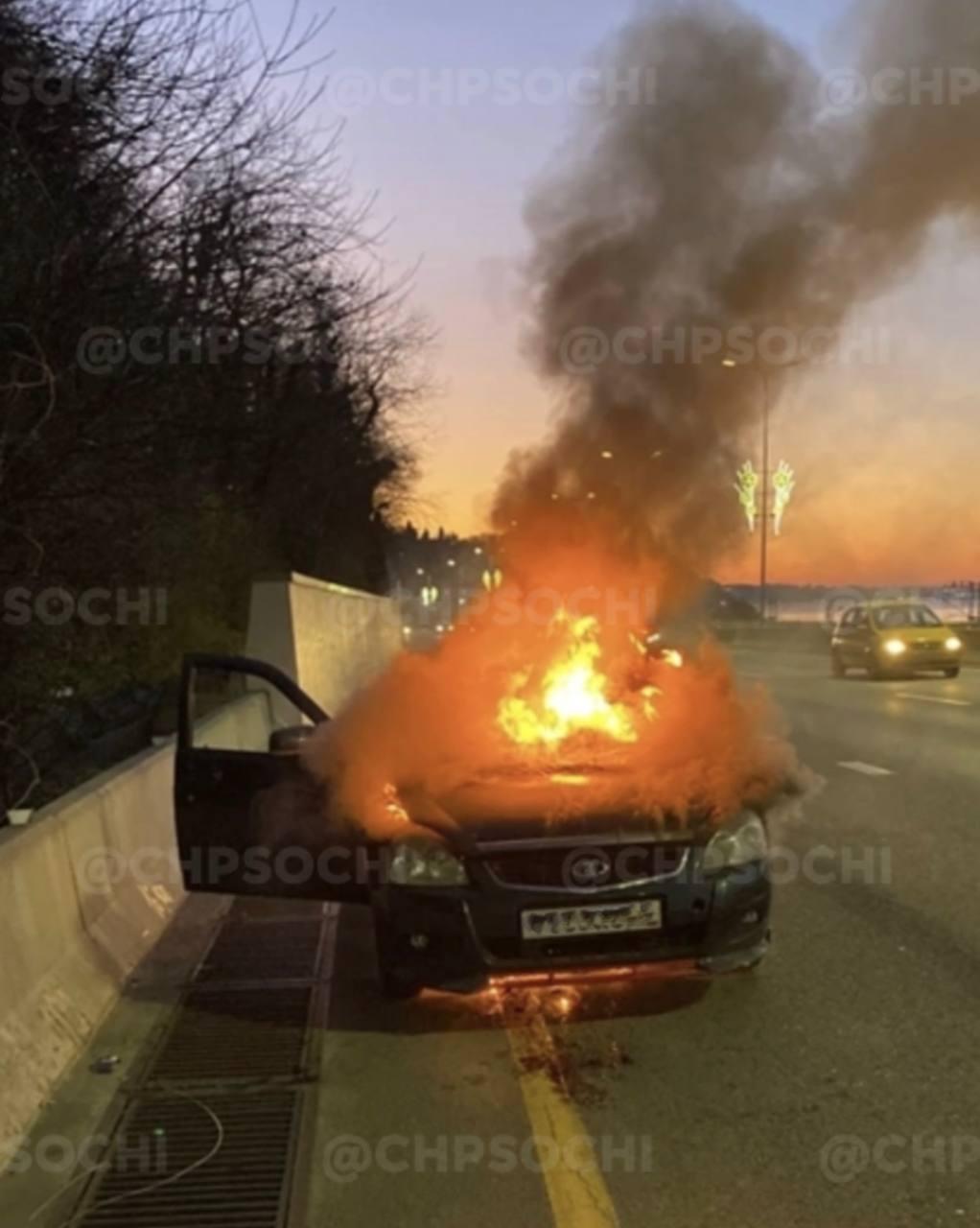 На трассе в Сочи загорелся автомобиль (ВИДЕО)