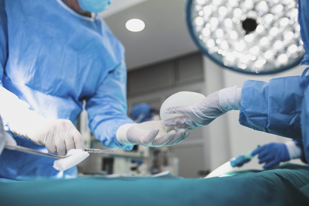 Я хотела прыгнуть со скалы: туристка рассказала, как осталась без груди после операции в Турции