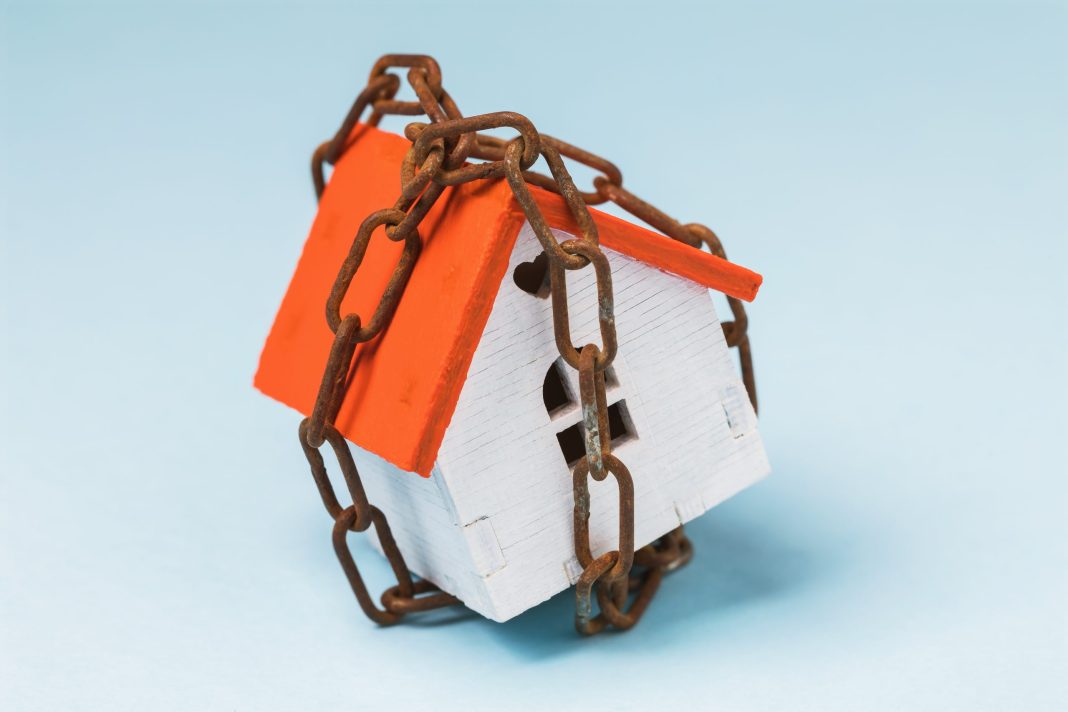 В Госдуме предложили конфисковывать имущество покинувших страну граждан