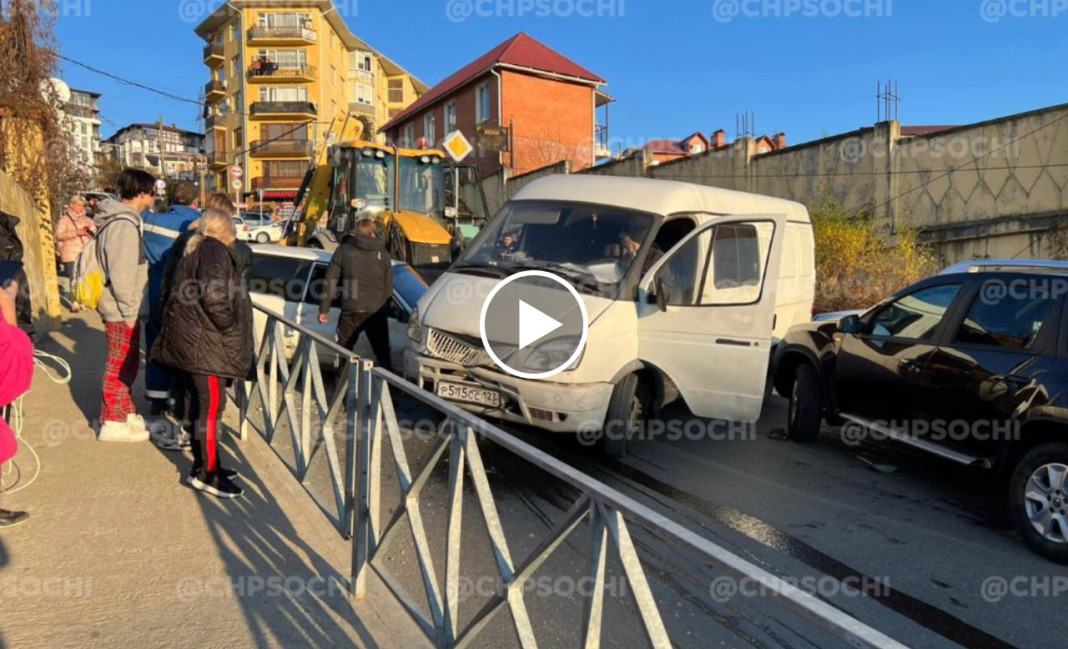 В Сочи экскаватор протаранил 3 авто (Видео)