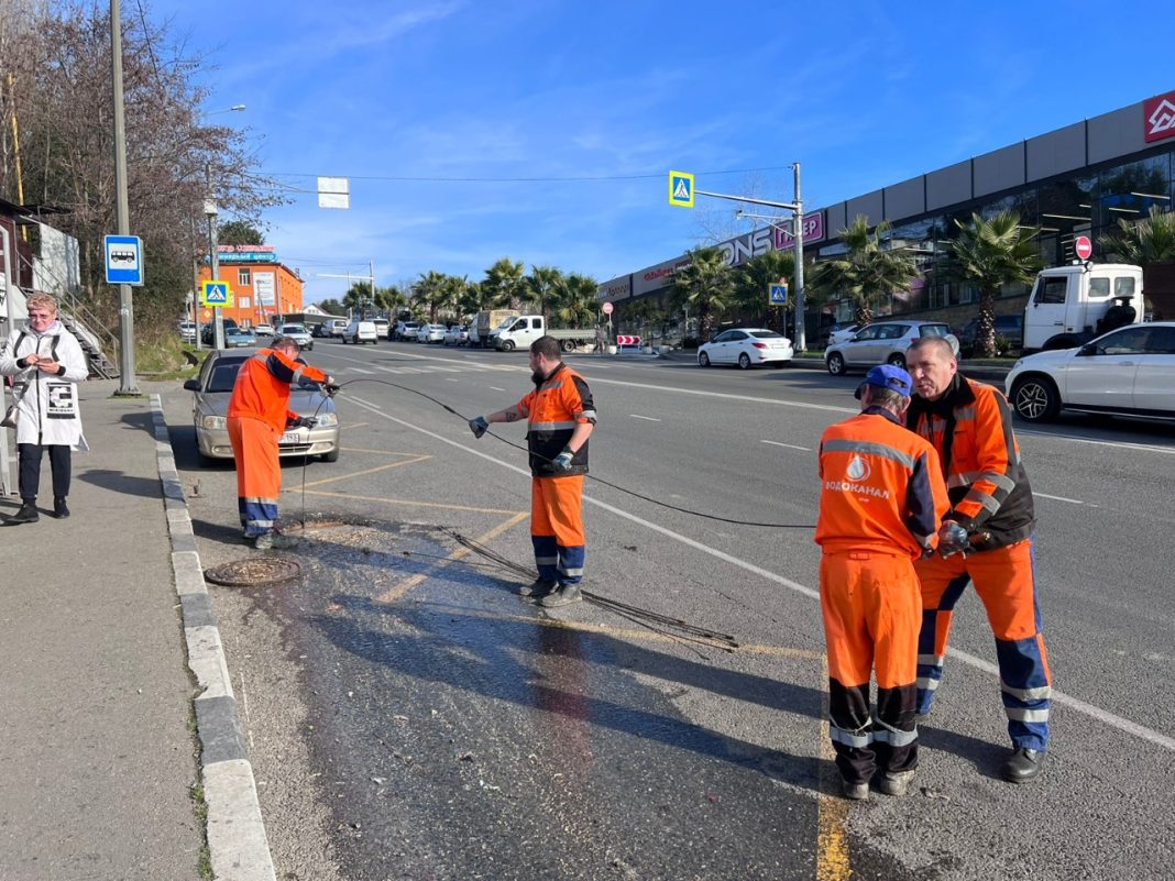 Тряпки, ветошь, средства личной гигиены: в центре Сочи устранили излив канализации